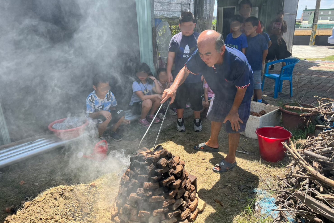 小洋爺爺開放農地 讓孩子體驗疊土窯的樂趣。(圖/救助協會提供)